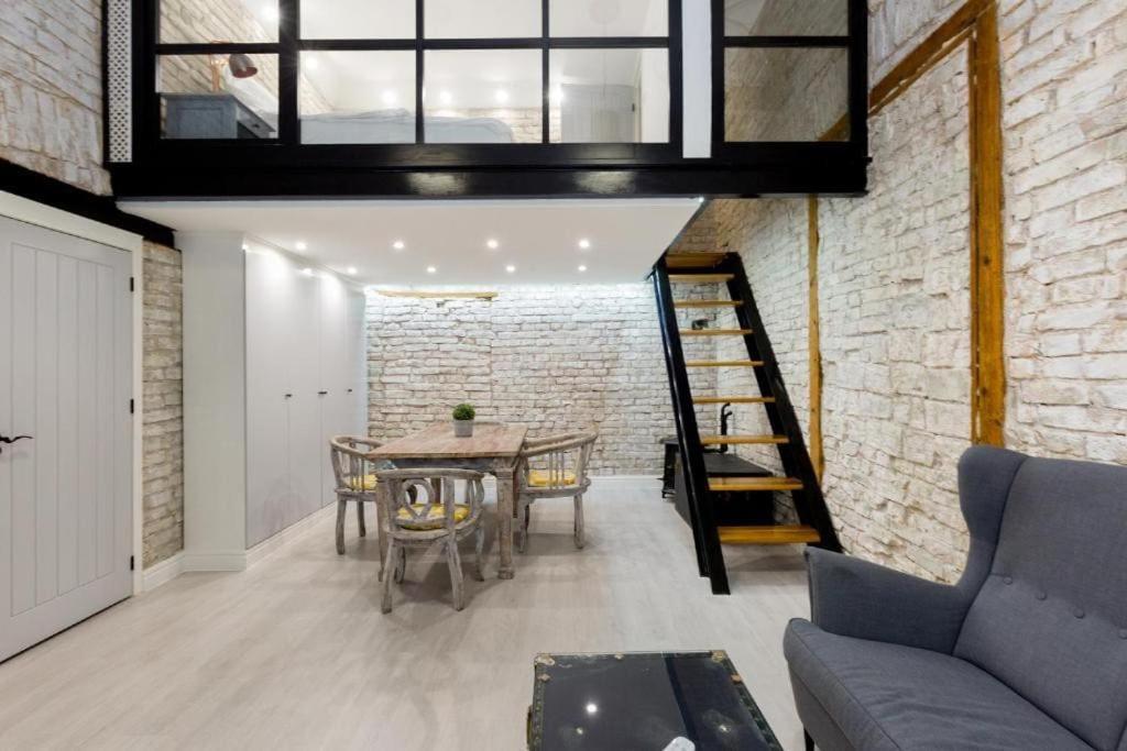Apartment Vintage Vibe: Your Escape Budapest
