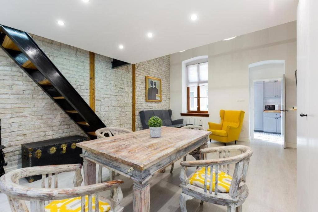 Vintage Vibe: Your Escape Apartment