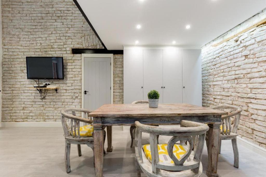 Vintage Vibe: Your Escape Apartment *